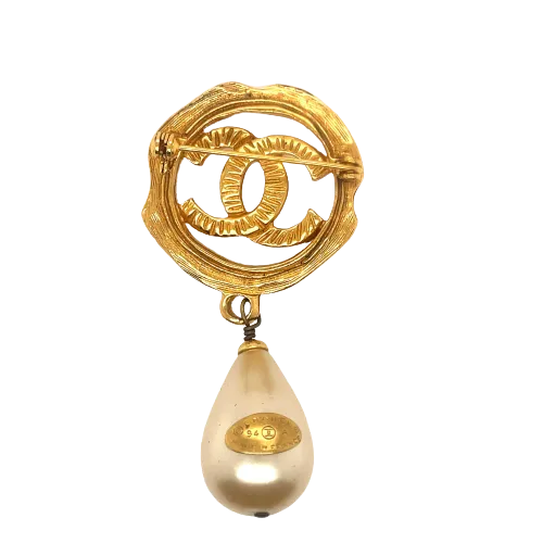 CHANEL - Vintage 94A CC Logo Circle / Pearl Drop Textured - Gold Brooch